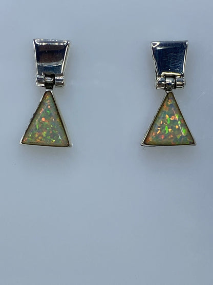 Par de aretes de plata 950 con ópalo de fuego multicolor engastado en triángulo