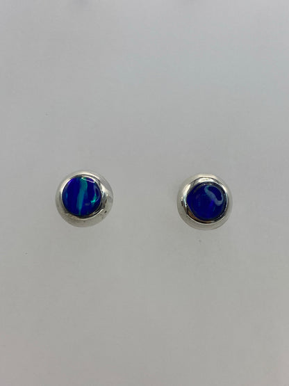 Par de aretes de plata 925 con ópalo de fuego azul, postes con mariposa, vista frontal sobre fondo blanco