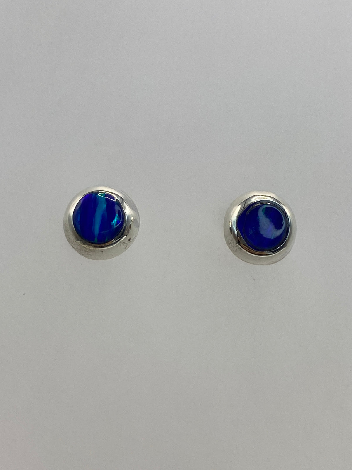 Detalle del ópalo de fuego azul engastado en los aretes de Taxco