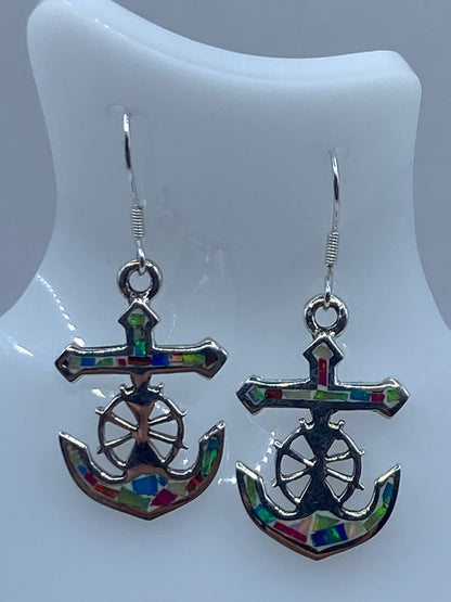 Par de aretes ancla marinero con ópalo de fuego multicolor en plata 950, colgados de ganchos de plata