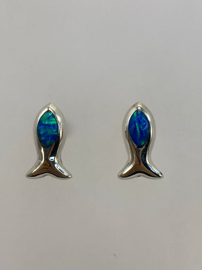 Par de aretes de plata 925 con ópalo de fuego azul engastado a mano sobre fondo blanco