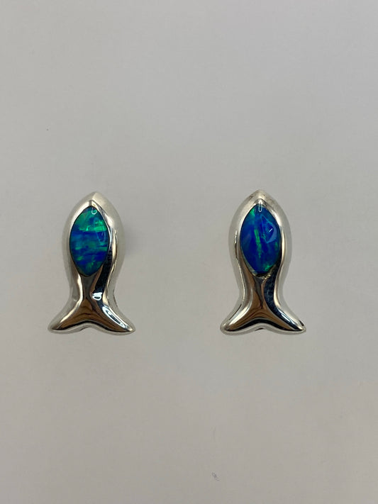 Par de aretes de plata 925 con ópalo de fuego azul engastado a mano sobre fondo blanco