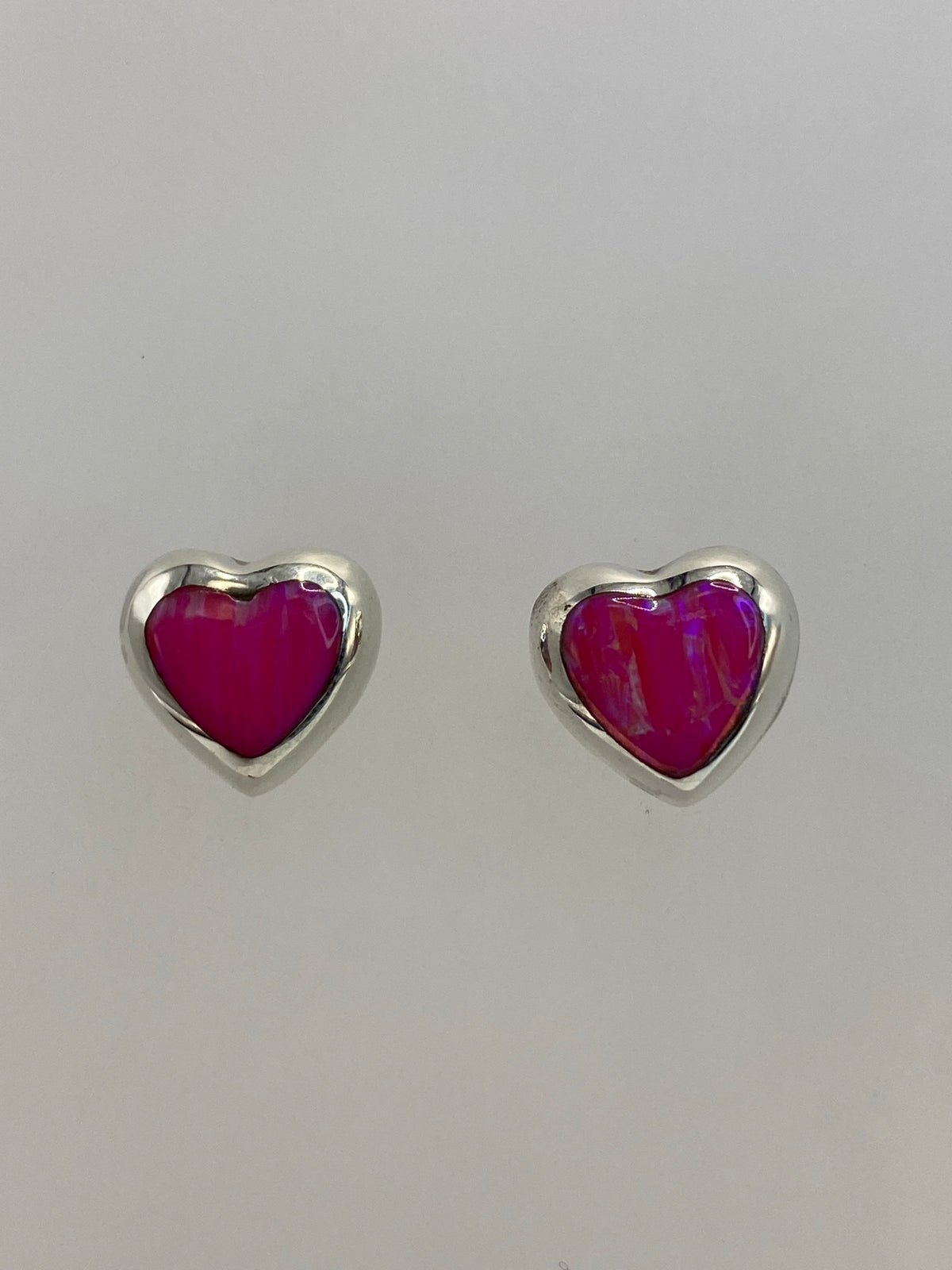 Par de aretes de plata con Ópalo de Fuego rosa en forma de corazón