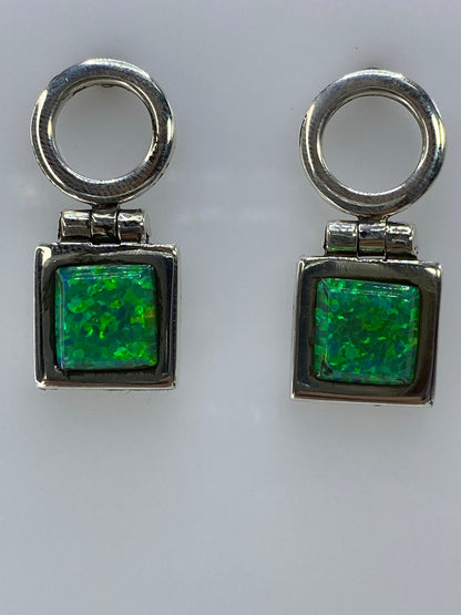 Aretes de frente mostrando el tamaño de 3 cm y el color verde verdoso del opalo