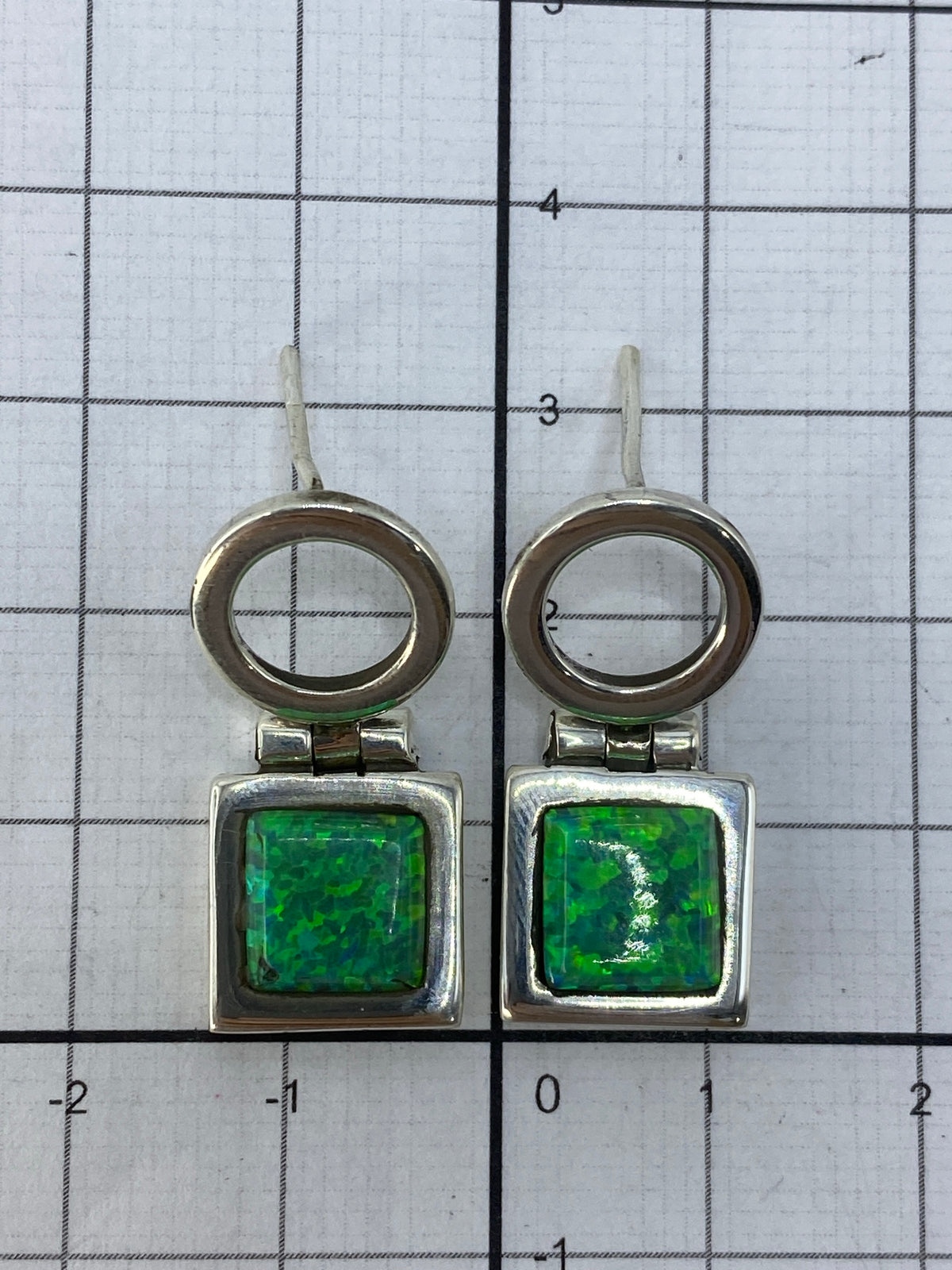 Aretes sobre fondo metálico con el sello MEXICO 950 visible en la base