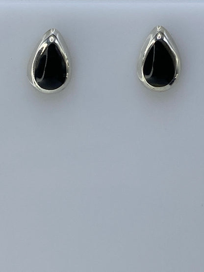 Par de aretes de plata con piedra negra engastada, vista frontal sobre fondo blanco