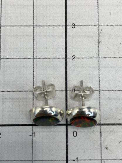 Aretes sobre superficie blanca con escala de medida, mostrando el largo de 1.3 cm
