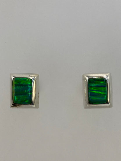 Par de aretes sobre escala mostrando 1.3 cm de largo y 1.1 g de peso total