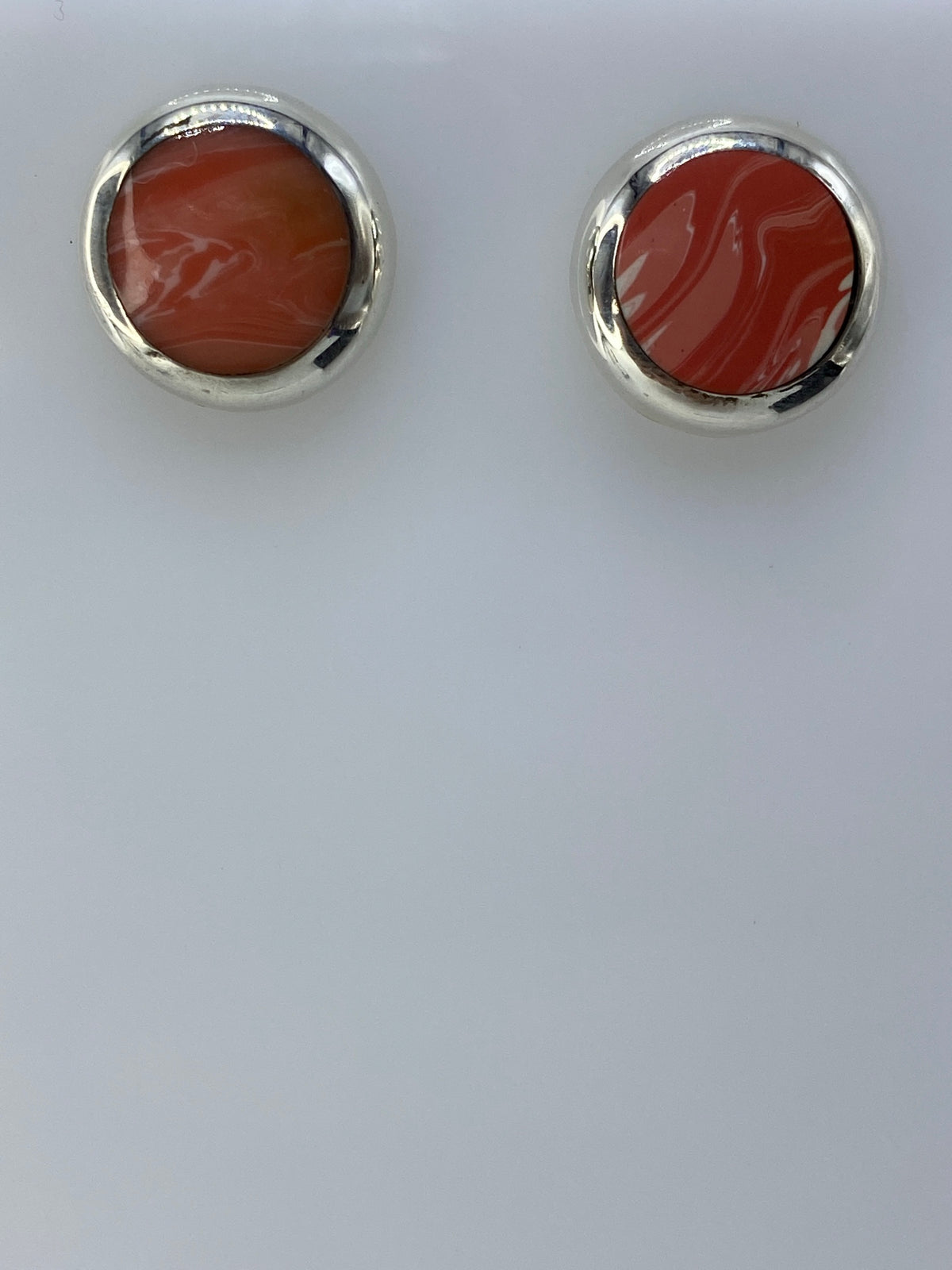 Par de aretes de plata 925 con piedras multicolor engastadas, vista frontal
