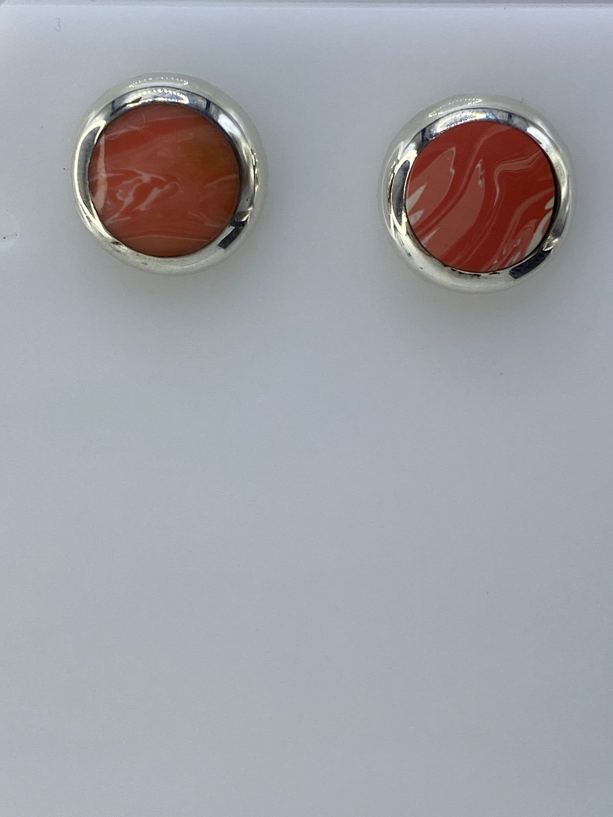 Detalle cercano del engaste a mano de las piedras multicolor en plata