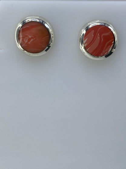 Detalle cercano del engaste a mano de las piedras multicolor en plata