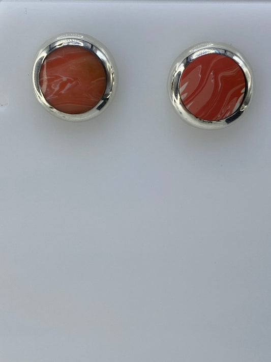 Detalle cercano del engaste a mano de las piedras multicolor en plata