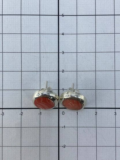 Aretes livianos para uso diario, junto a escala de centímetros