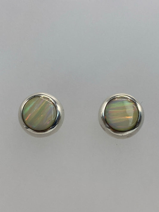 Detalle del engaste a mano del ópalo en los aretes de plata 925