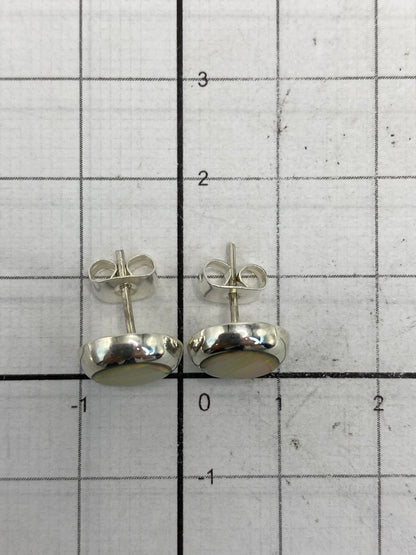 Aretes de ópalo en la palma, escala de tamaño minimalista