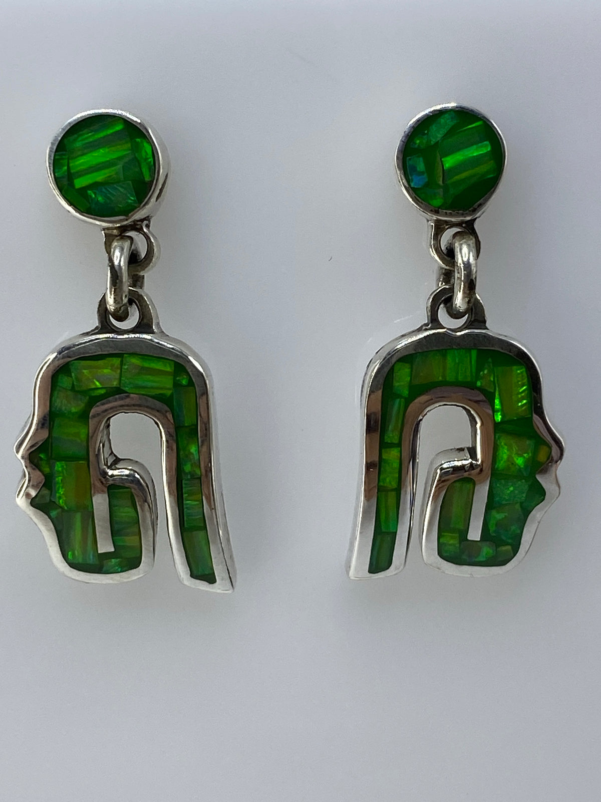 Par de aretes de plata 950 con ópalo de fuego verde olivo en diseño art-déco