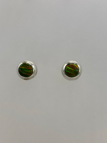 Aretes de plata 925 con ópalo de fuego verde olivo engastado a mano — par completo