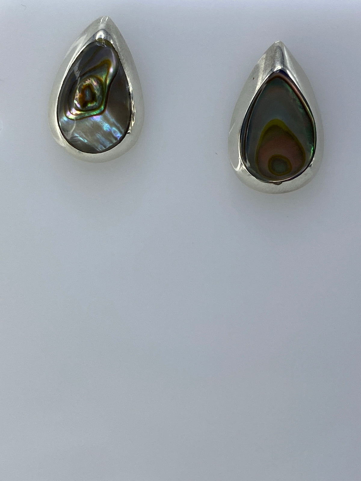 Par de aretes de plata teardrop con piedra multicolor incrustada, vista frontal