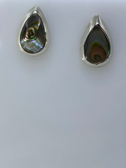 Par de aretes de plata teardrop con piedra multicolor incrustada, vista frontal