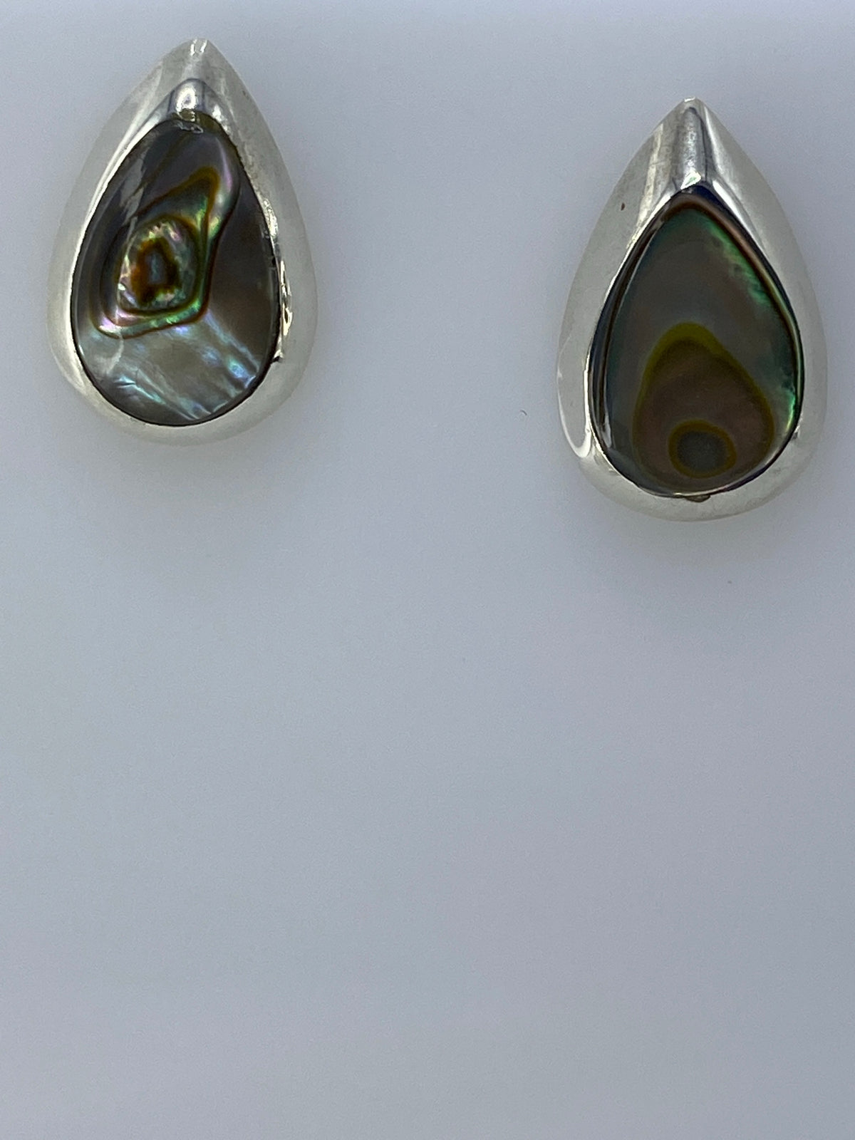 Detalle de la incrustación de piedra multicolor en aretes de plata de Taxco