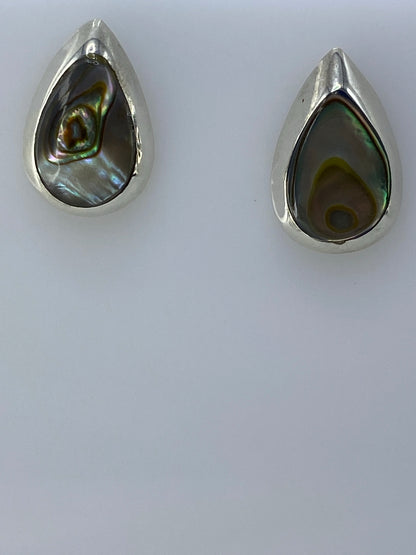 Detalle de la incrustación de piedra multicolor en aretes de plata de Taxco