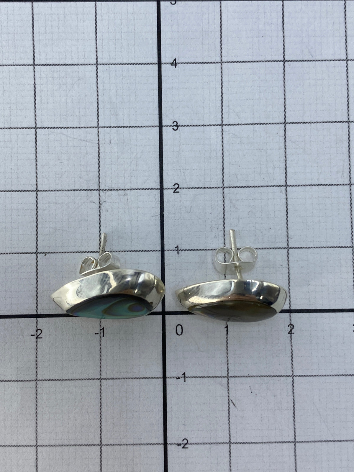 Presilla y reverso de aretes de plata con Quinto 925 visible
