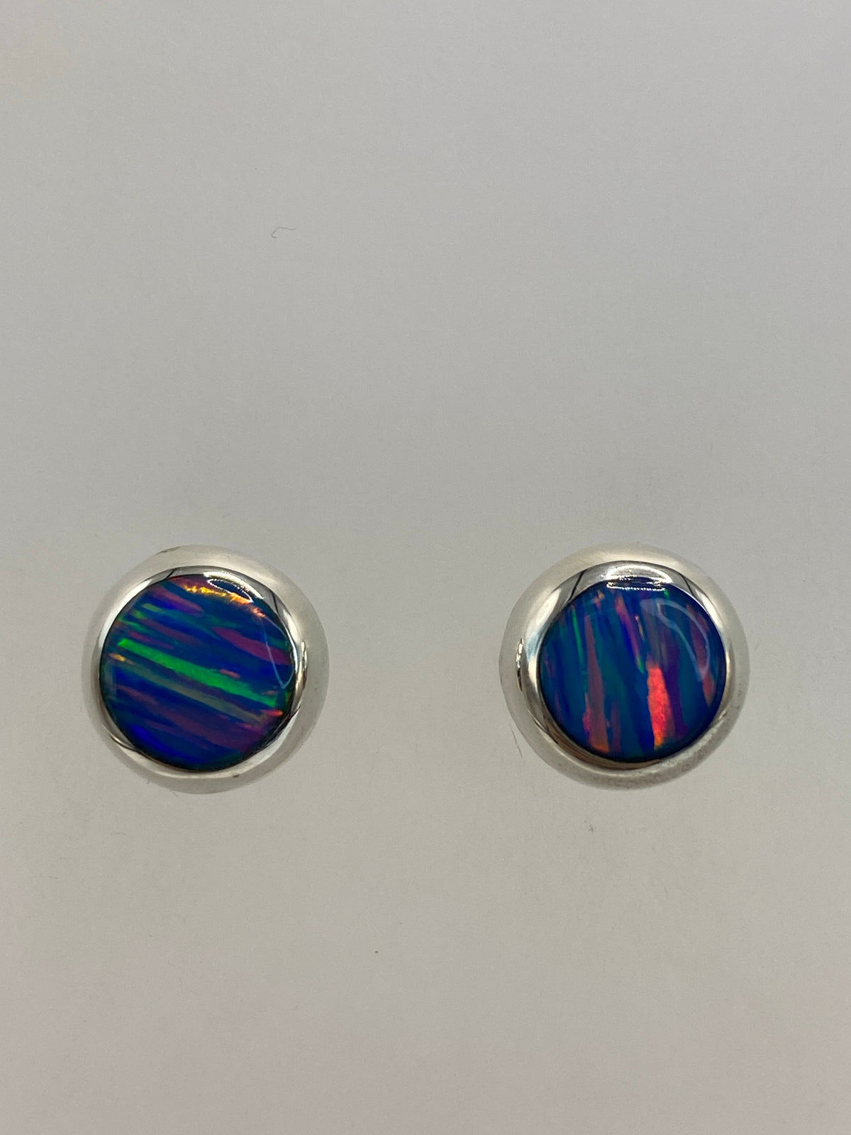 Par de aretes de plata 925 con ópalo de fuego multicolor, detalles verdes, rojos y naranjas