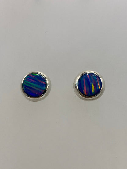 Arete individual de plata 925 con ópalo de fuego engastado a mano, vista frontal de la piedra multicolor