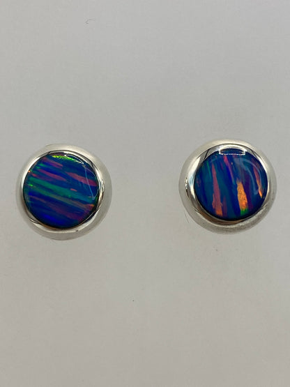Aretes de ópalo de fuego en postes de plata 925, junto a regla mostrando 1.3 cm de largo