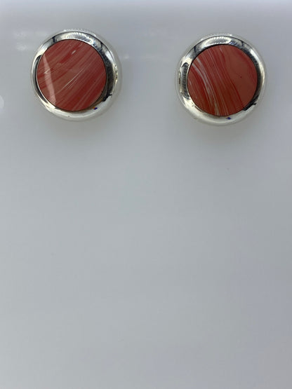 Par de aretes de plata con piedra rosa redonda engastada, vista frontal