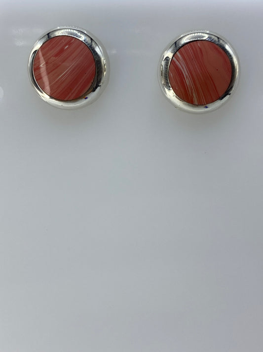 Par de aretes de plata con piedra rosa redonda engastada, vista frontal