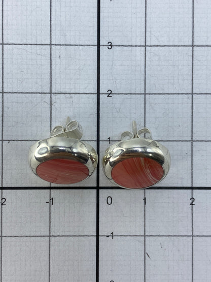 Reverso de los aretes en plata pulida brillante