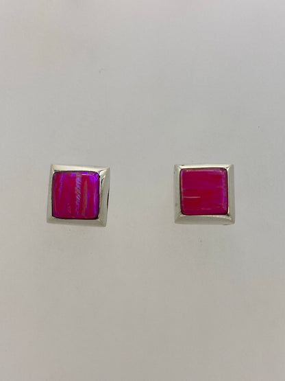 Detalle del ópalo de fuego rosa engastado en plata, mostrando los reflejos cálidos