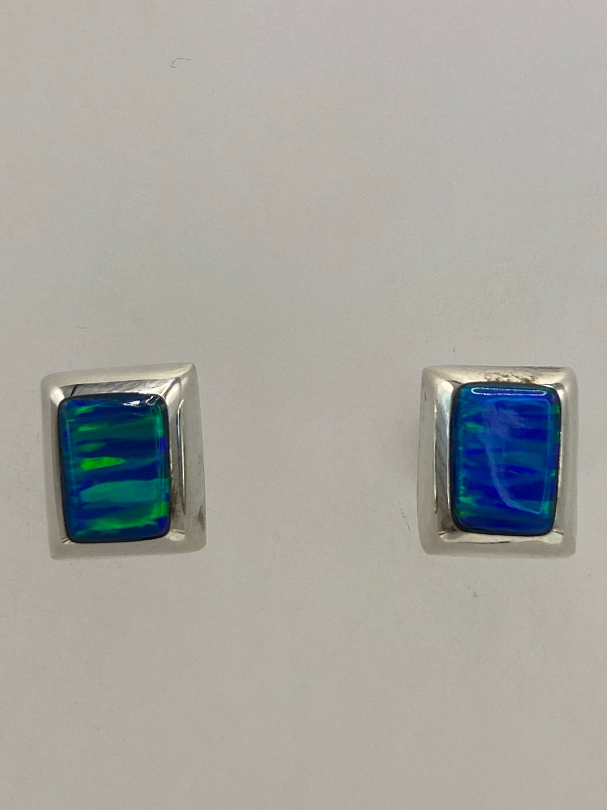 Detalle del engaste de ópalo de fuego en plata 925