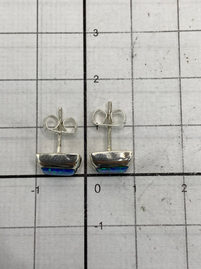 Reverso de los aretes mostrando el Quinto 925 y los postes