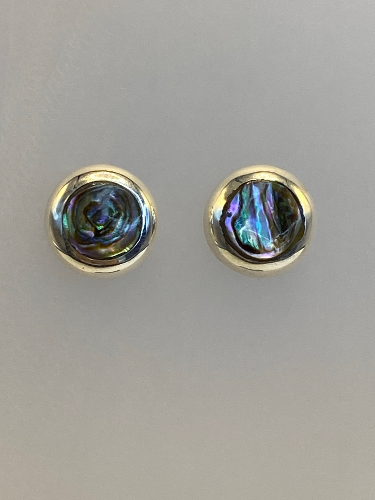 Par de aretes de plata con piedra multicolor, diseño delicado de 1.3 cm