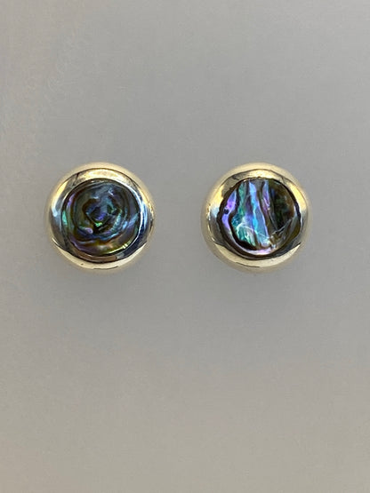 Par de aretes de plata con piedra multicolor, diseño delicado de 1.3 cm