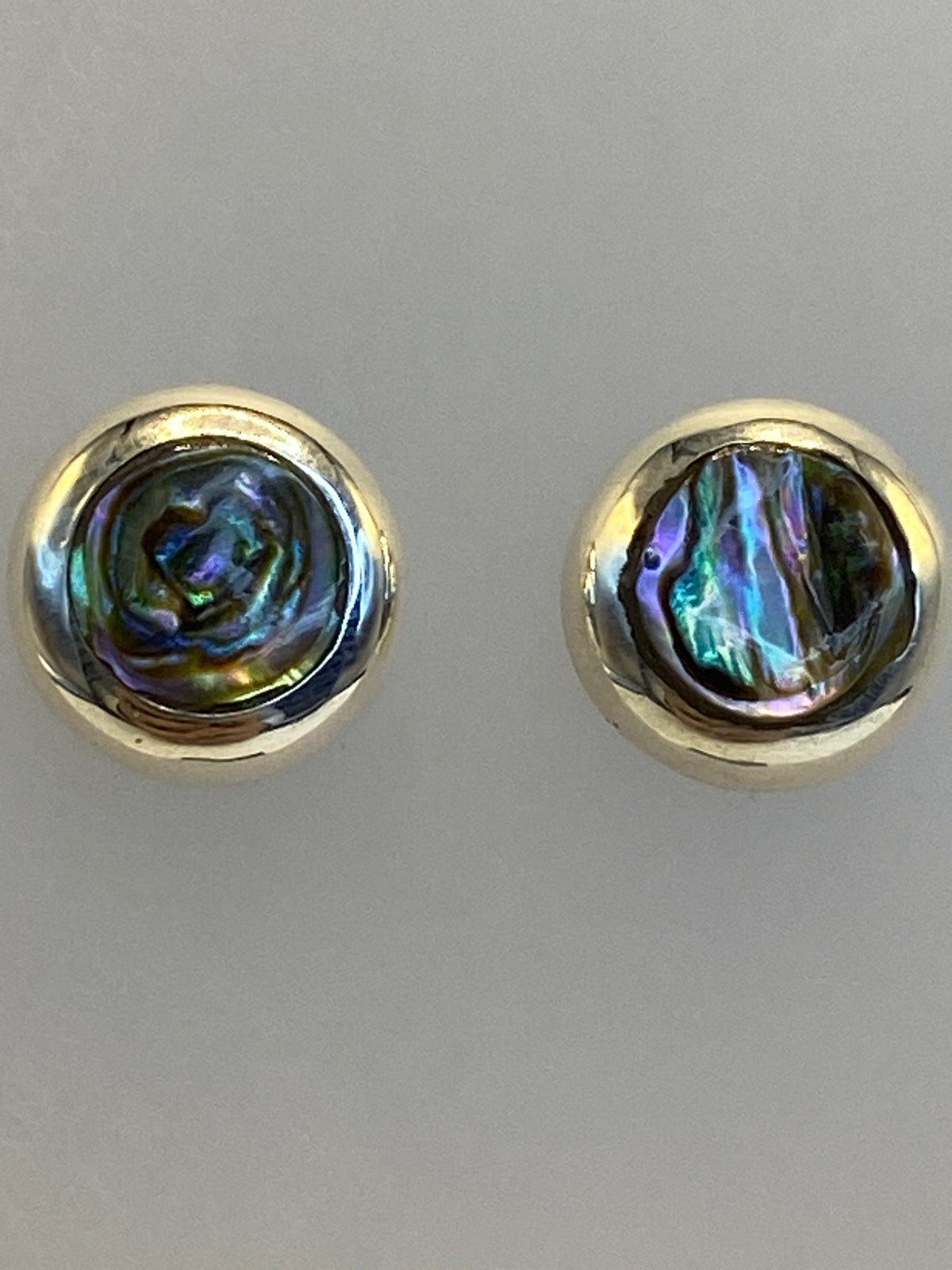 Detalle del engaste de piedra multicolor en los aretes de Taxco