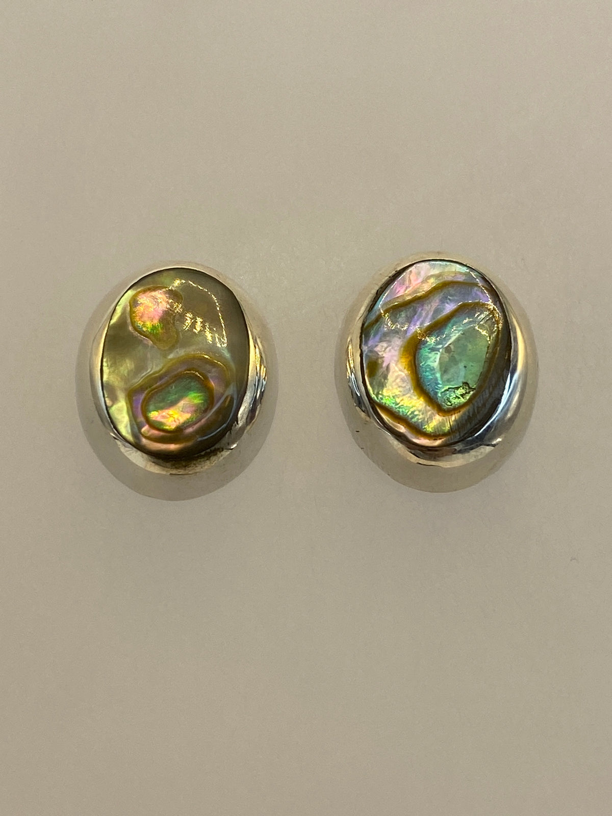Detalle de las piedras multicolor engastadas en plata de Taxco
