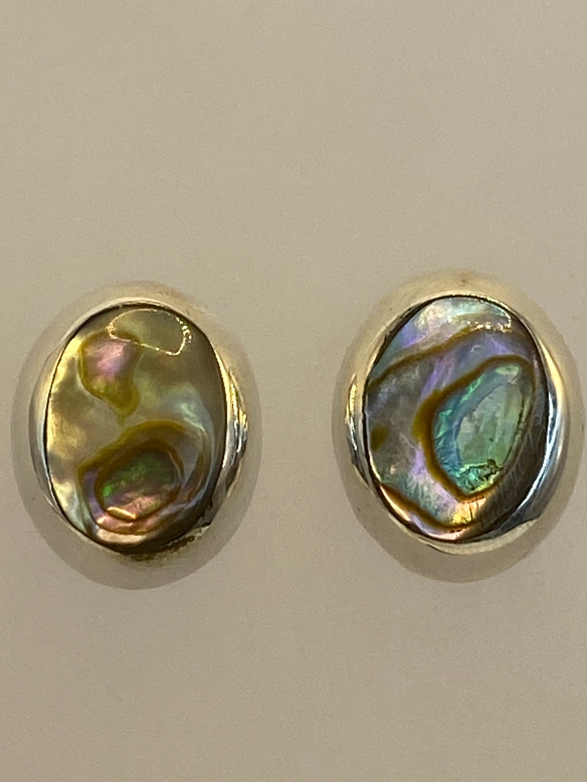 Aretes sobre fondo blanco mostrando el brillo de las piedras y el Quinto 925