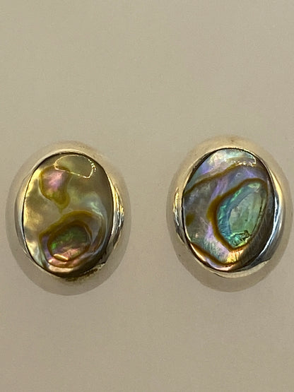 Aretes sobre fondo blanco mostrando el brillo de las piedras y el Quinto 925