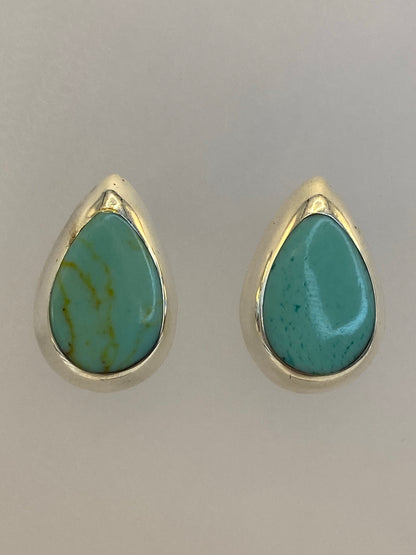 Aretes de plata con turquesa multicolor engastada, vistos de frente