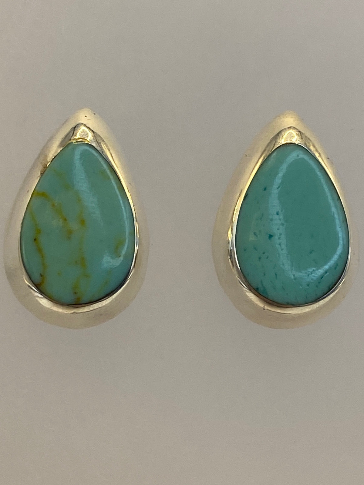 Detalle de las turquesas multicolor y el engaste a mano en plata