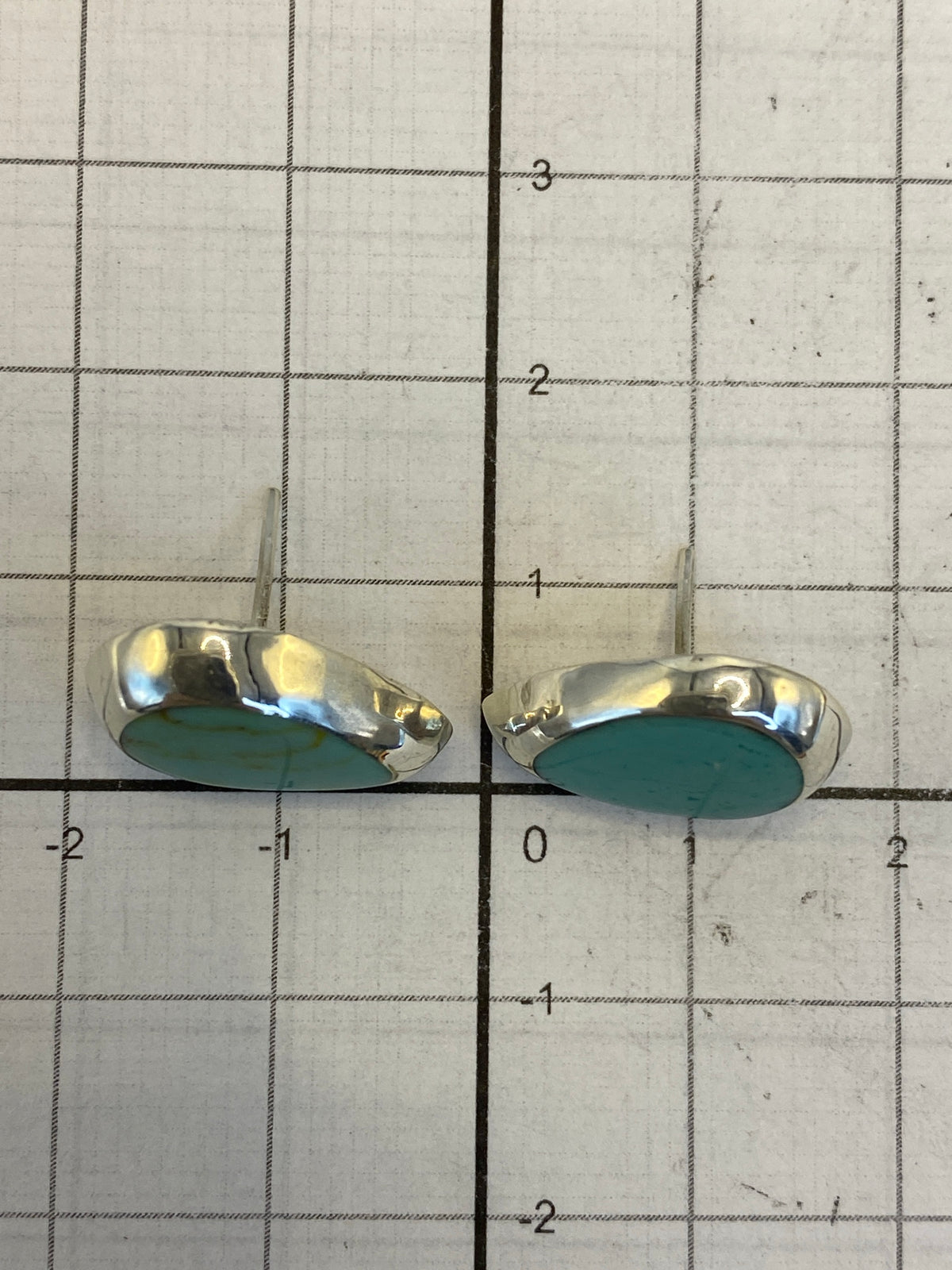 Reverso de los aretes mostrando el sello 925 y el butterfly post
