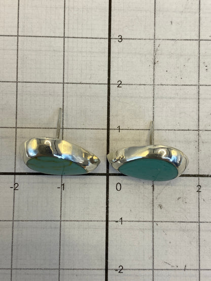 Reverso de los aretes mostrando el sello 925 y el butterfly post