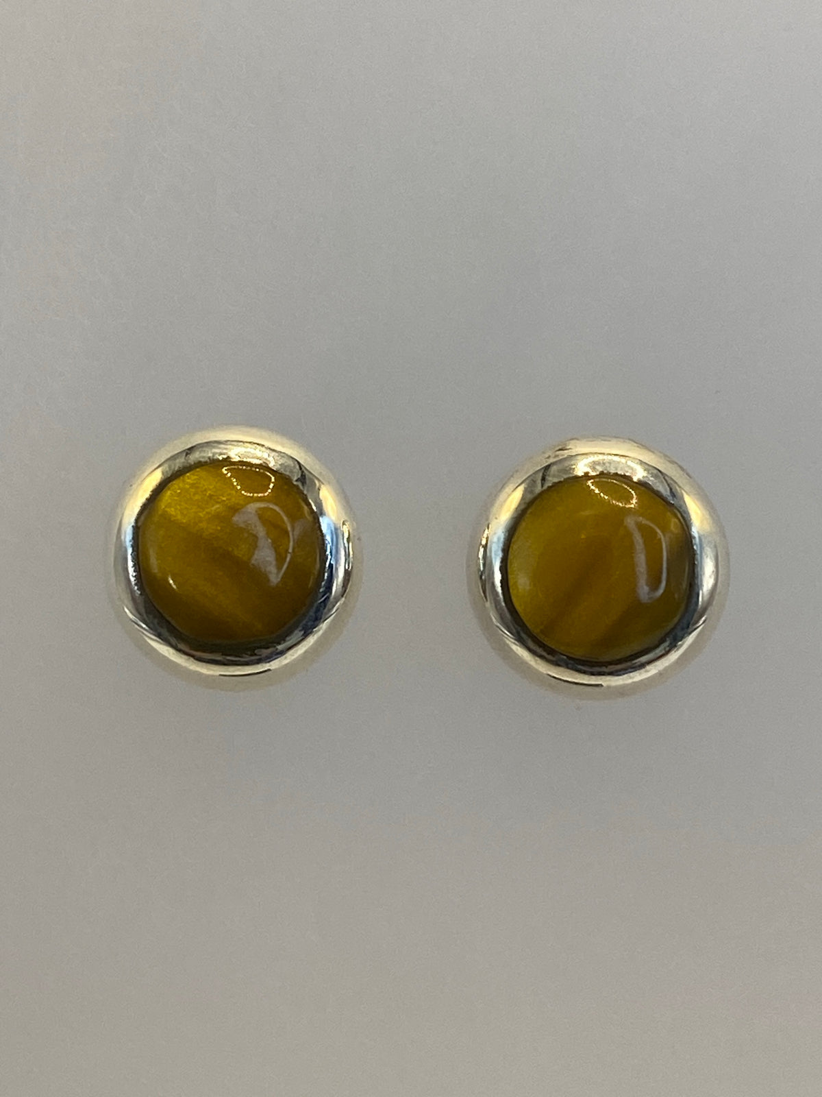 Aretes de plata 925 con piedra multicolor, vista frontal del par en poste