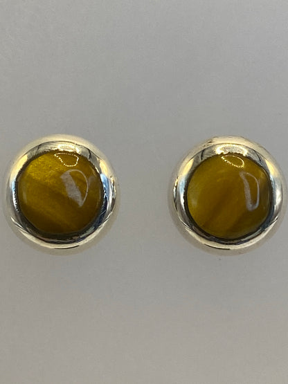 Aretes sobre medidor de escala mostrando su tamaño minimalista de 1.4 cm