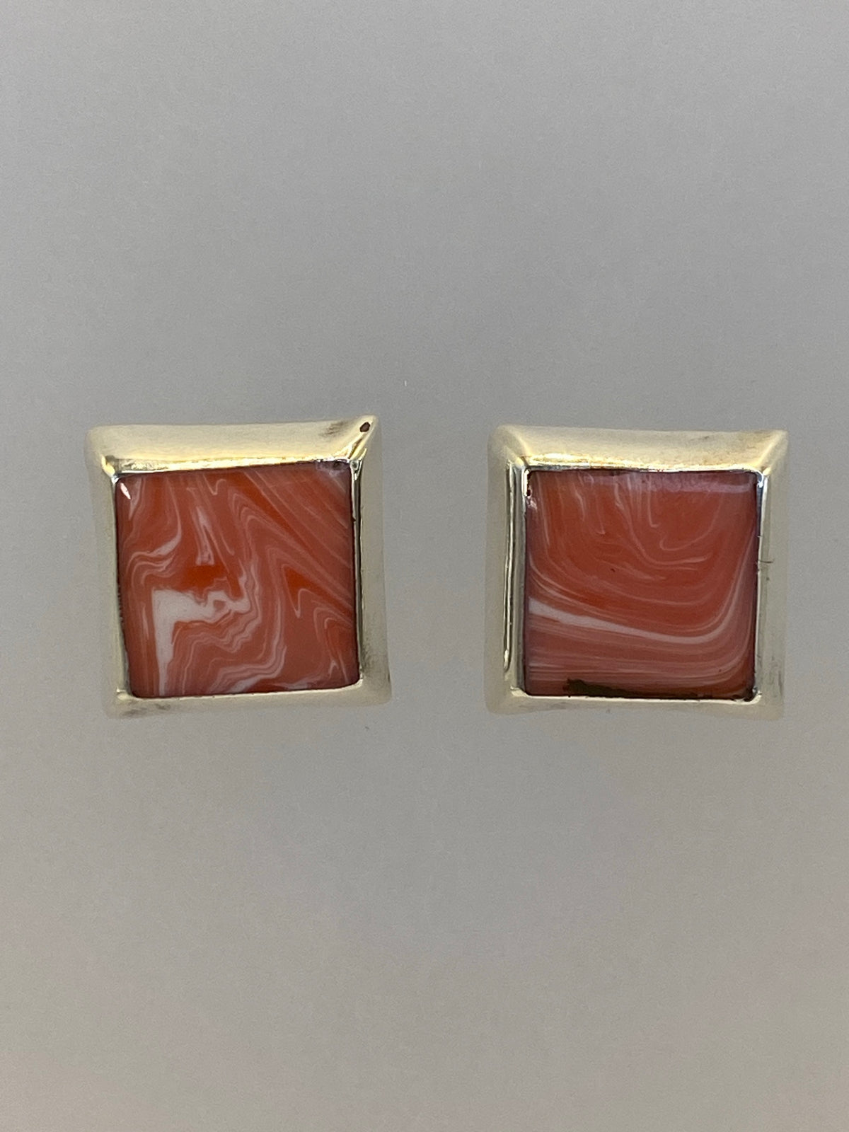 Par de aretes cuadrados de plata 925 con incrustación de piedra multicolor, vistos de frente