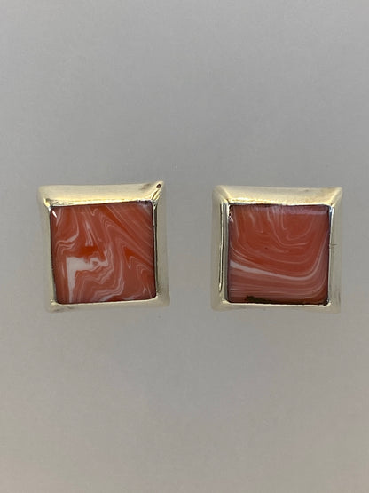 Par de aretes cuadrados de plata 925 con incrustación de piedra multicolor, vistos de frente