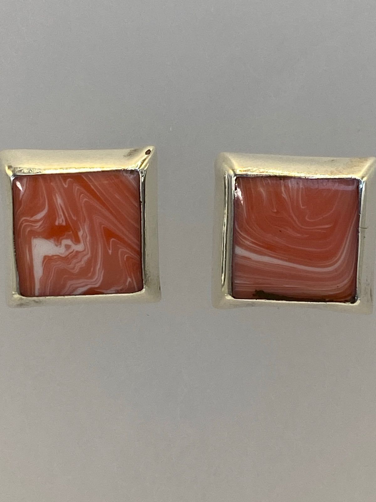 Detalle lateral de los aretes mostrando la profundidad de la incrustación a mano